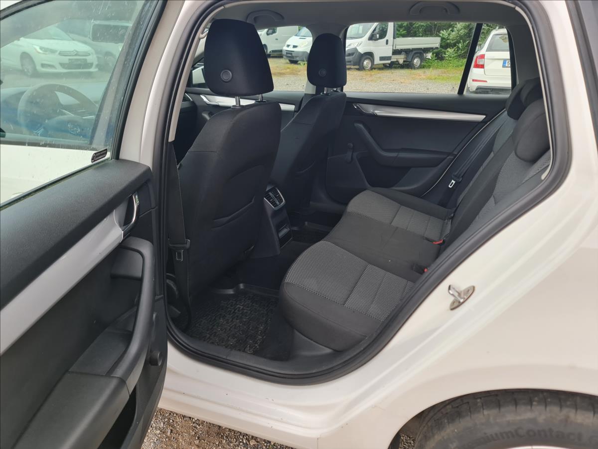 skoda-octavia-1-6-tdi-cr-ambition-combi - 9