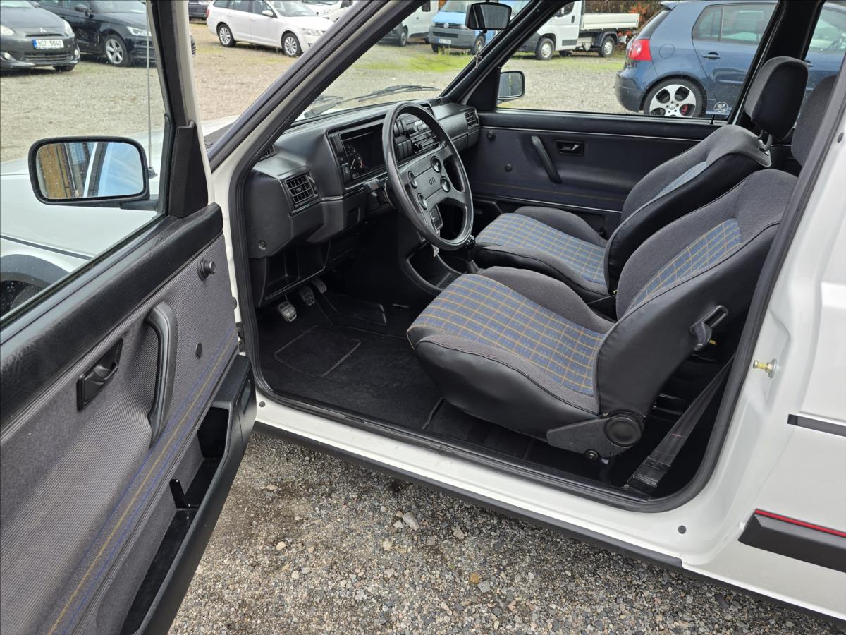 volkswagen-golf-1-8-gti-81kw-top-stav - 8
