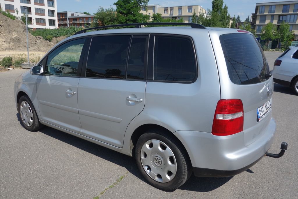 volkswagen-touran-1-6i-trendline - 9