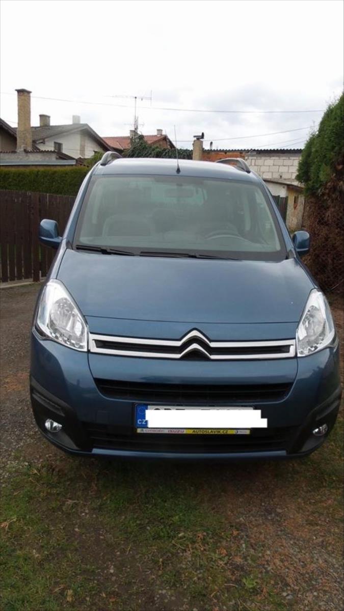 Citroën Berlingo s nájezdovou plošinou pro voz.