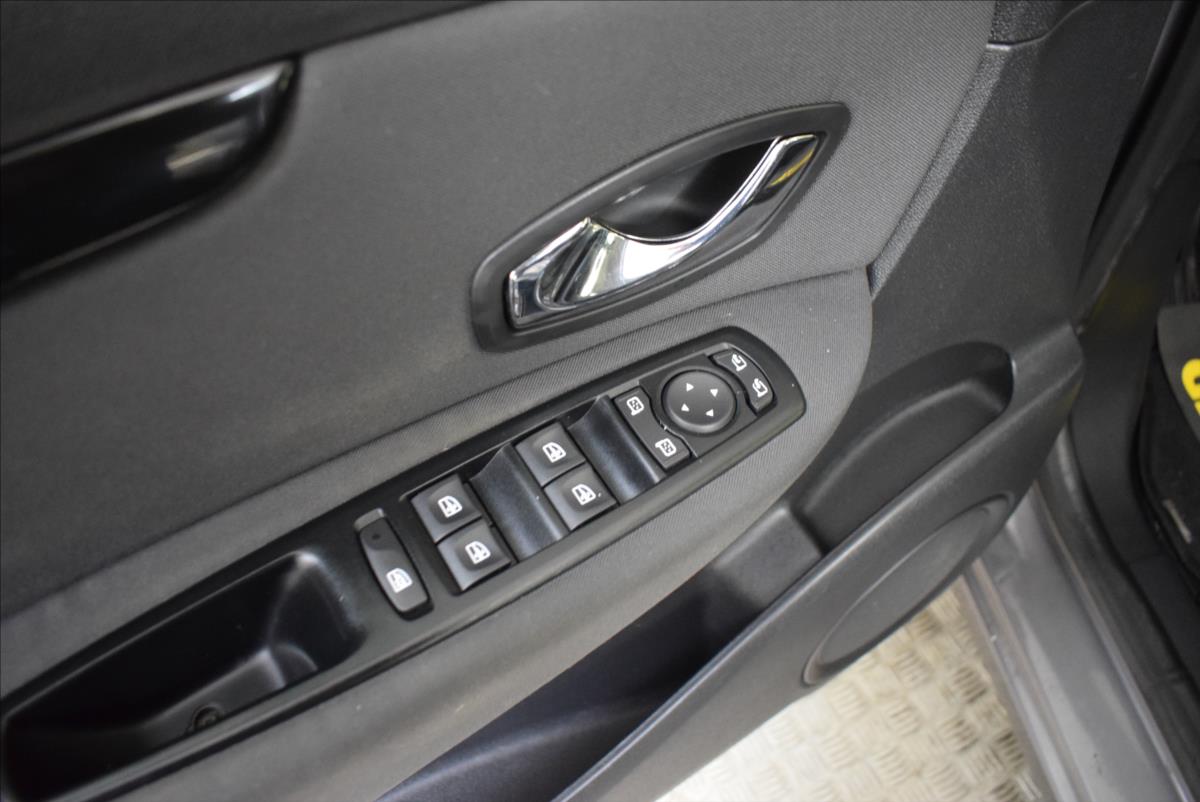 renault-scenic-1-5-dci-automat-super-stav - 9