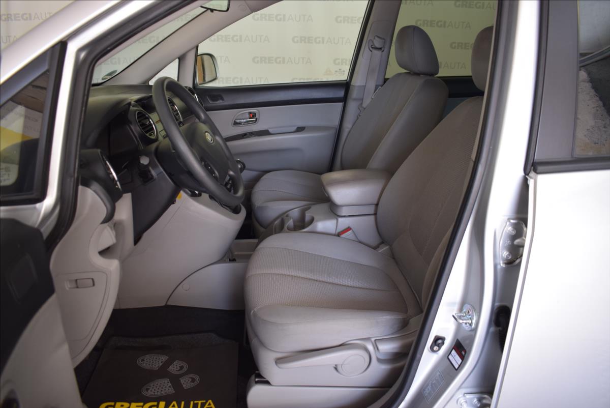 kia-carens-1-6-crdi-super-stav-po-stk - 8