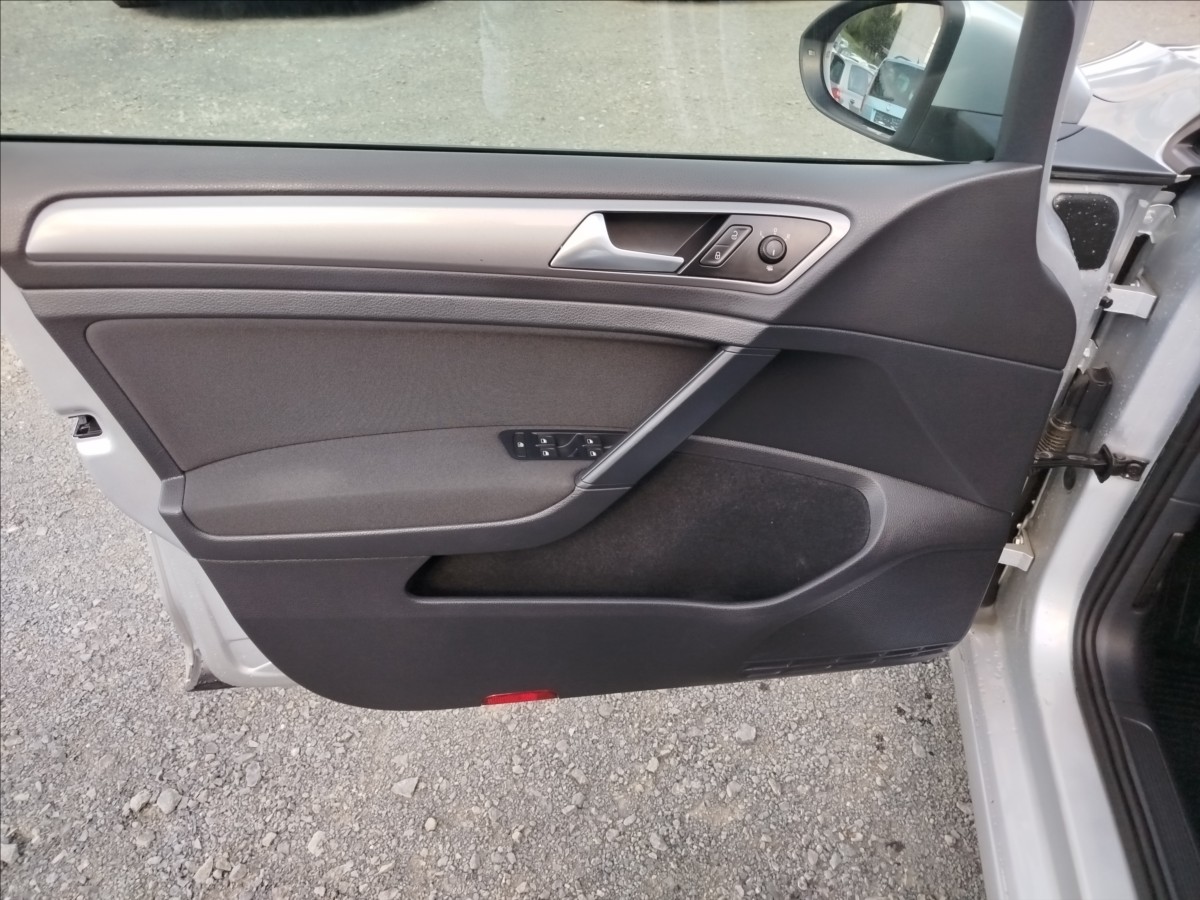 volkswagen-golf-1-4-tsi-90-kw-servis-pouze-vw - 8