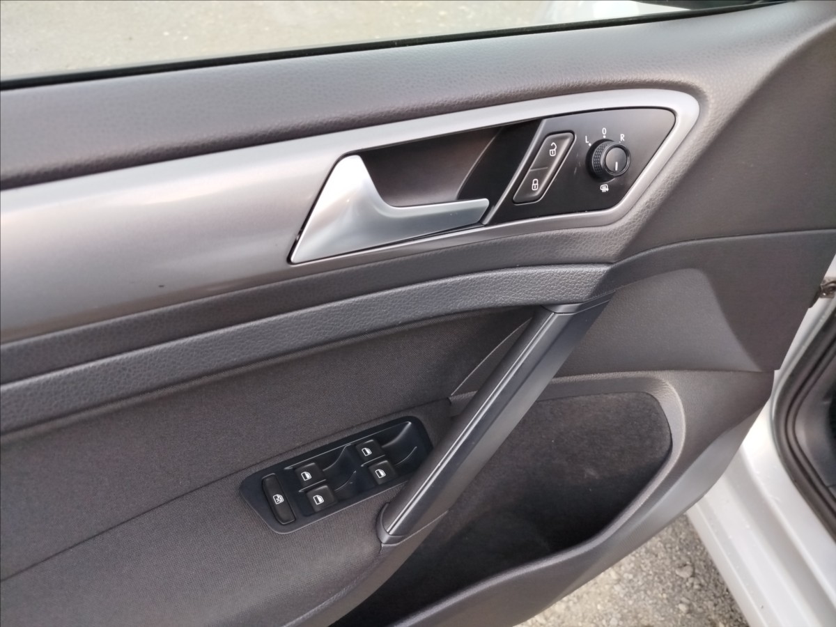 volkswagen-golf-1-4-tsi-90-kw-servis-pouze-vw - 9