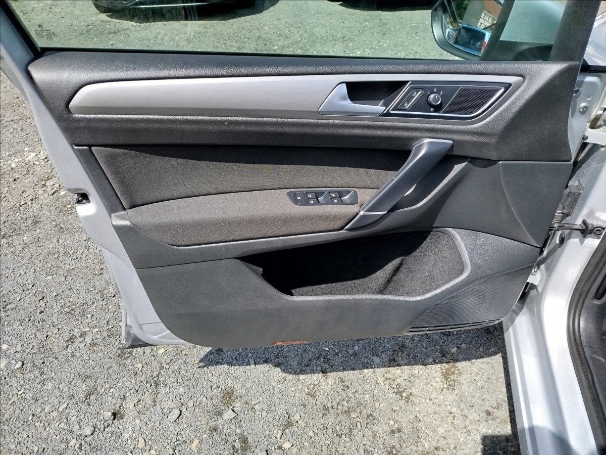 volkswagen-golf-sportsvan-2-0-tdi-110kw-nizky-najezd - 9
