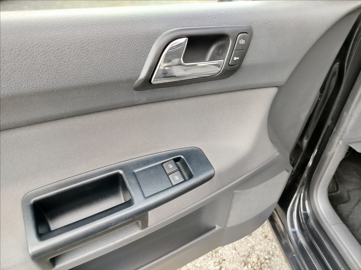 volkswagen-polo-1-2-i-44kw-1-majitel-klima - 9