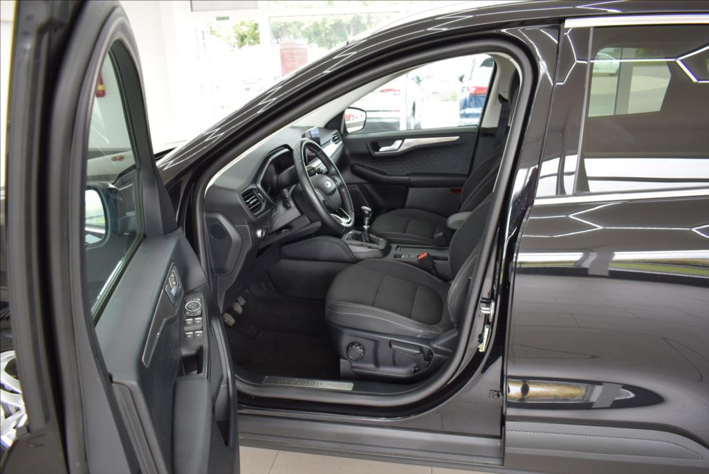 ford-kuga-1-5-i-titanium-3-roky-zaruka - 9