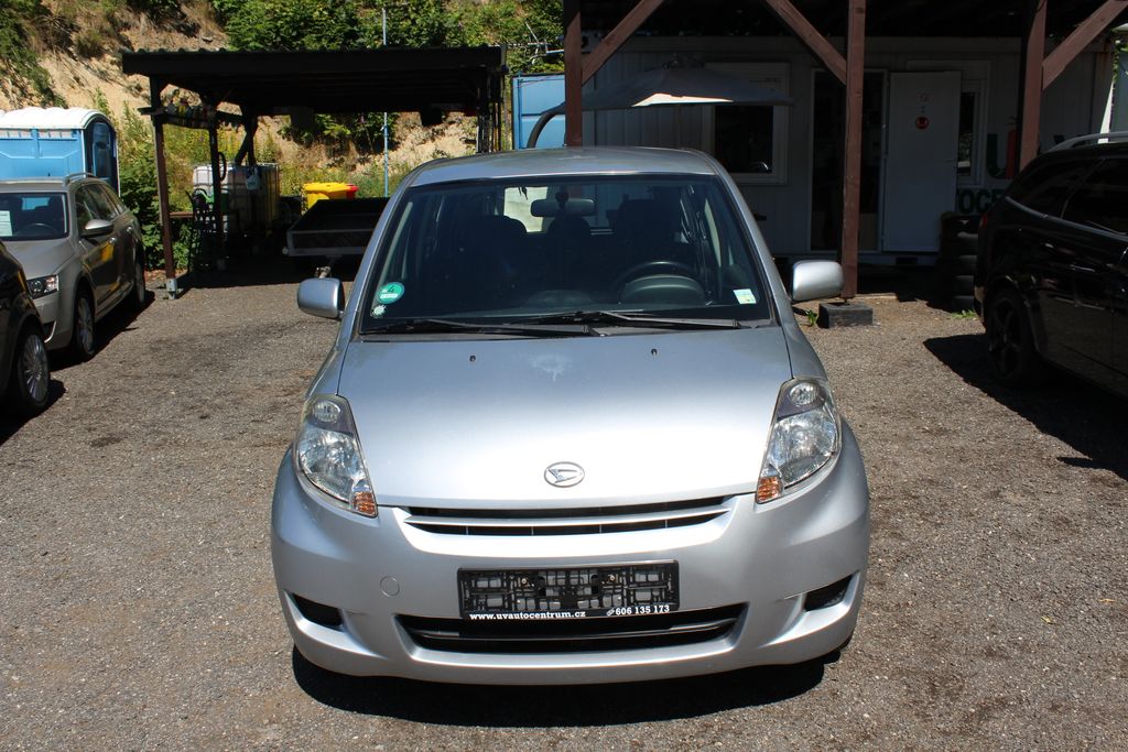 daihatsu-sirion-1-3i-serv-knizka - 1