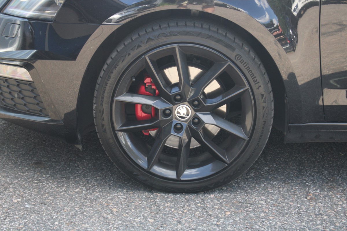 skoda-octavia-2-0-tdi-rs-challenge-kamera - 7