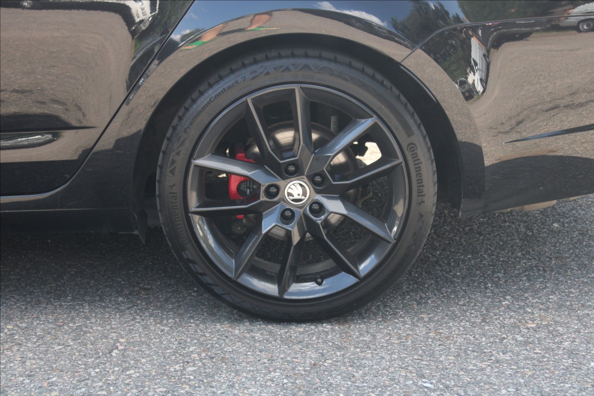 skoda-octavia-2-0-tdi-rs-challenge-kamera - 8