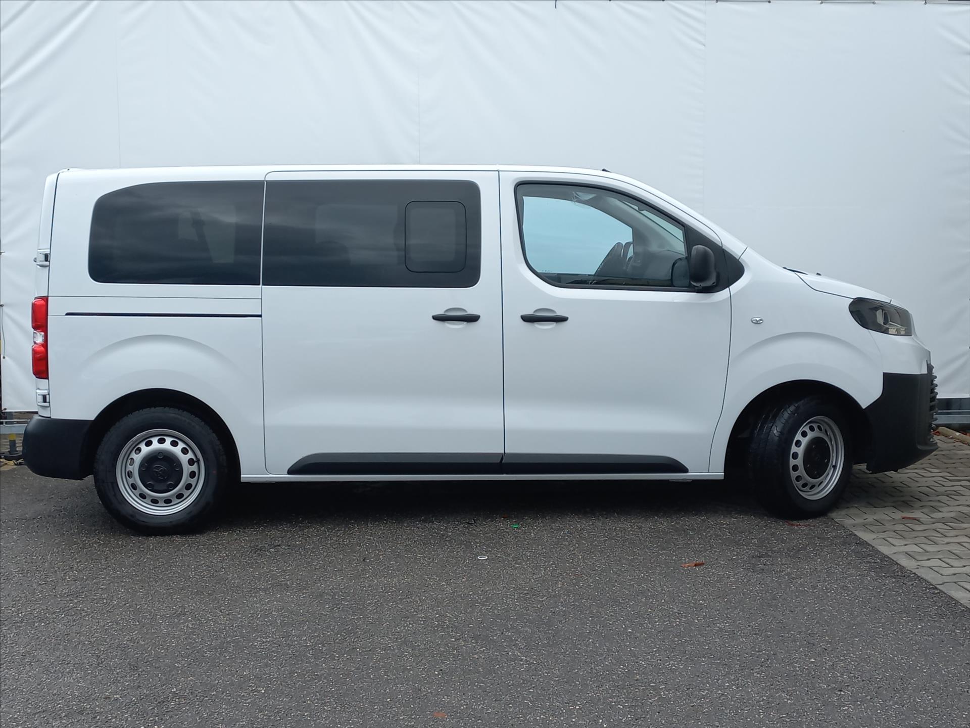 toyota-proace-verso-2-0-diesel144k-6mt-5d-glass-l1-combi-9-mist - 1