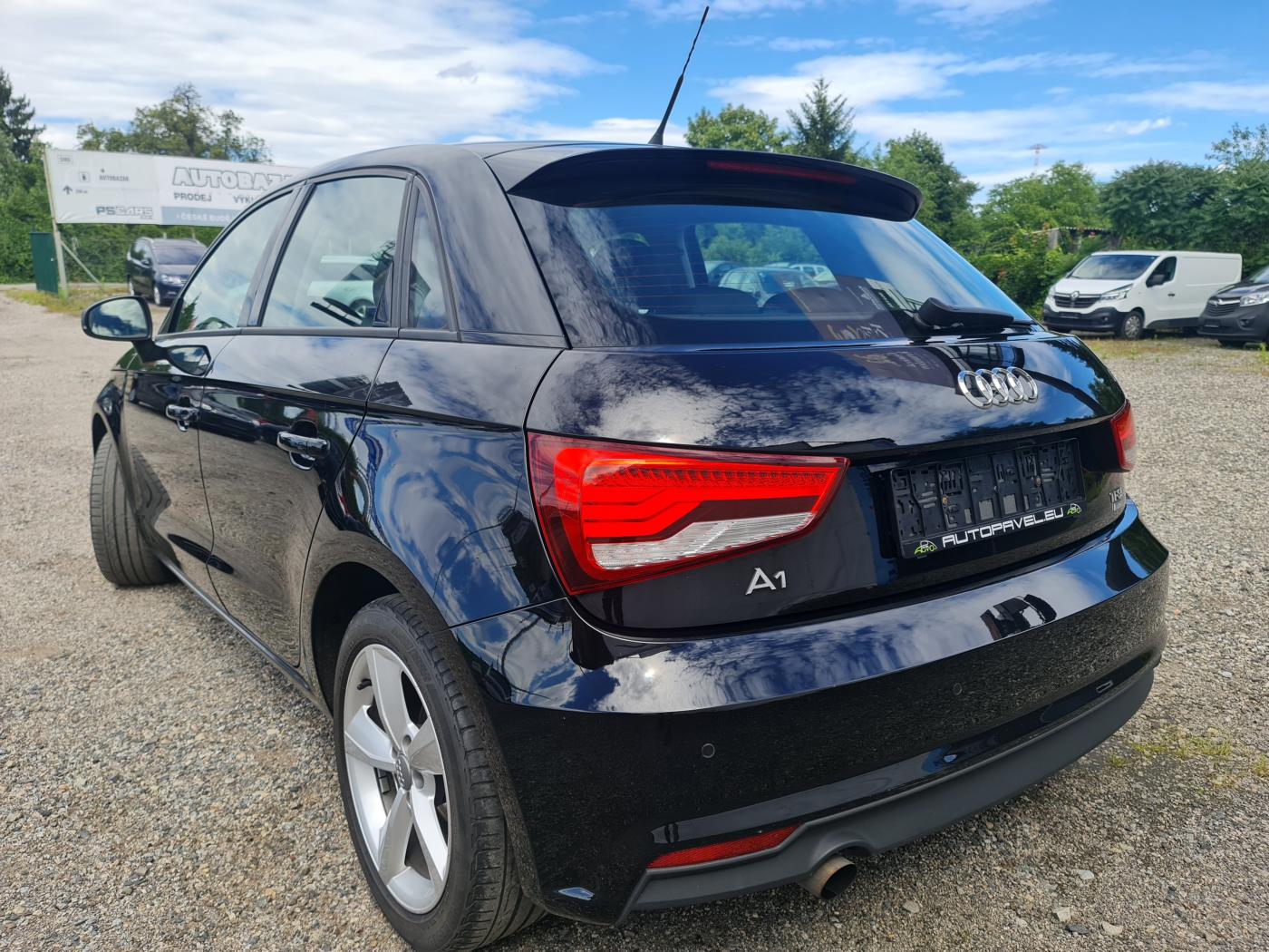 audi-a1-1-0-tfsi-led-svetla-navi - 7
