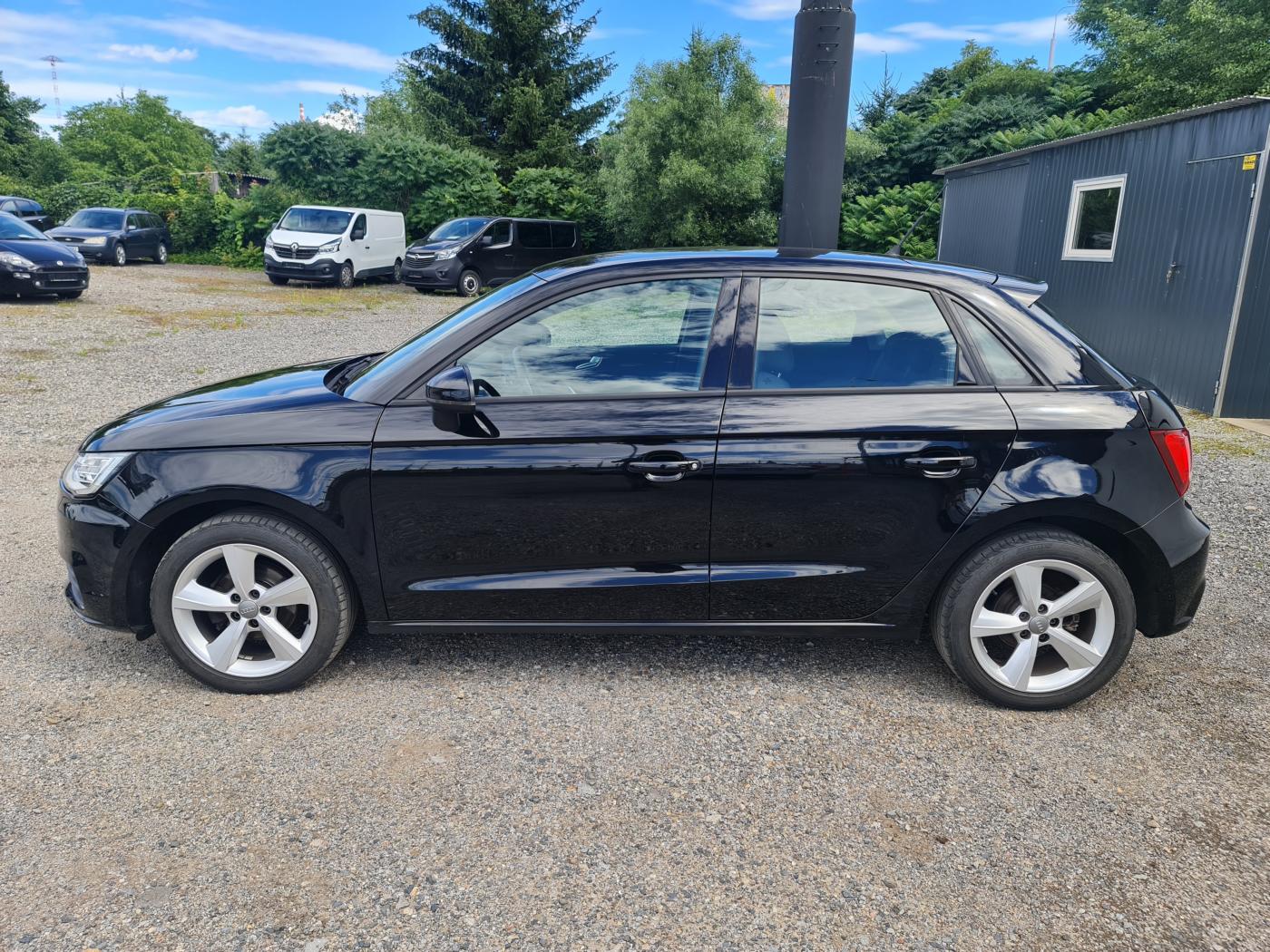 audi-a1-1-0-tfsi-led-svetla-navi - 9