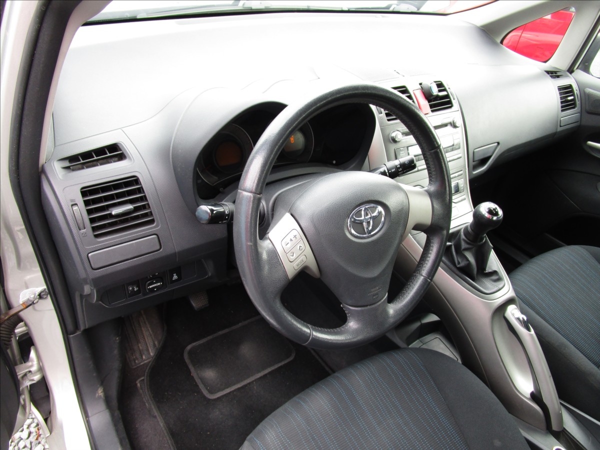toyota-auris-1-4-d-4d-aut-klima - 9
