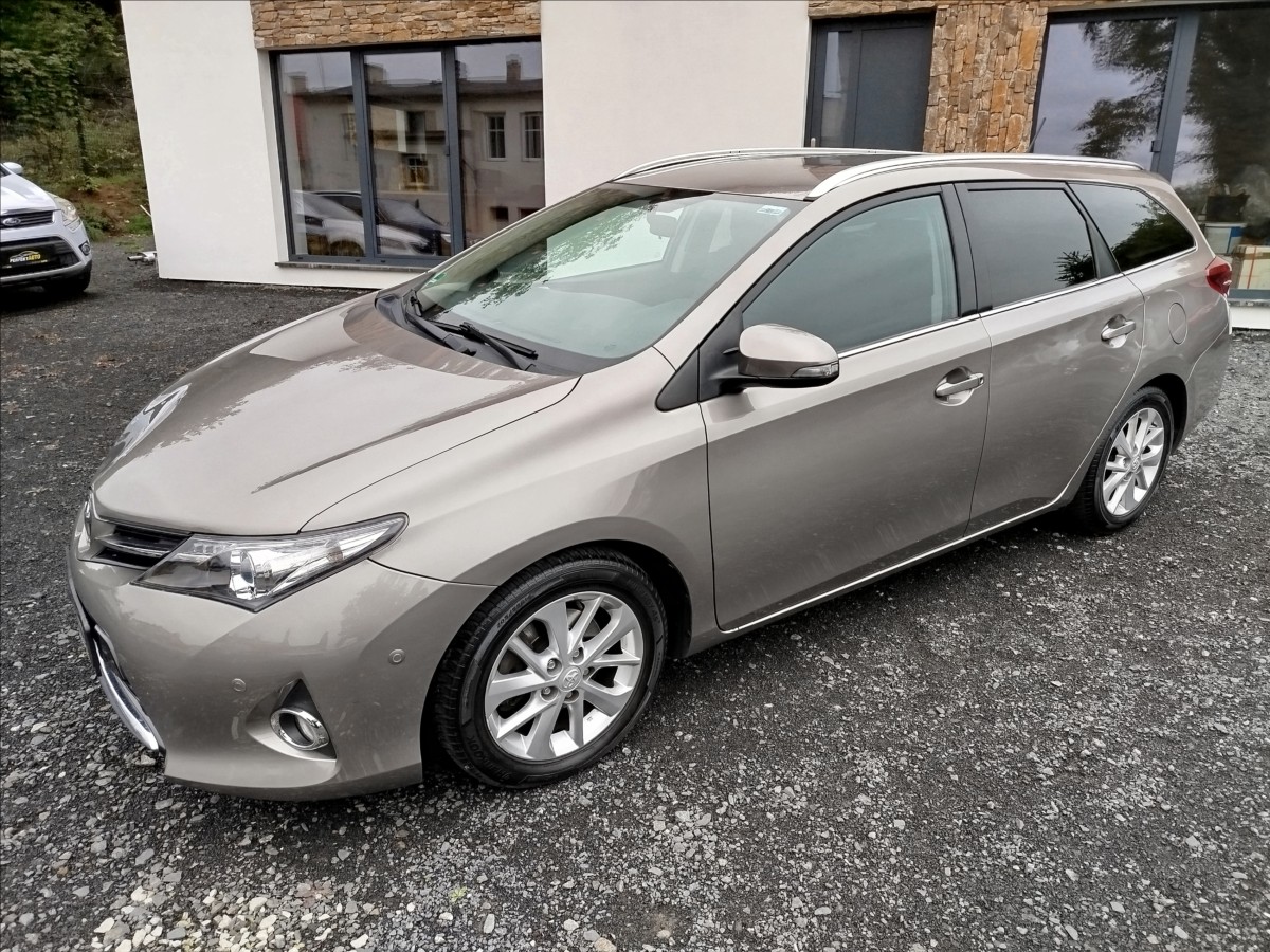 toyota-auris-2-0-d-4d-91kw-1-majitel - 1