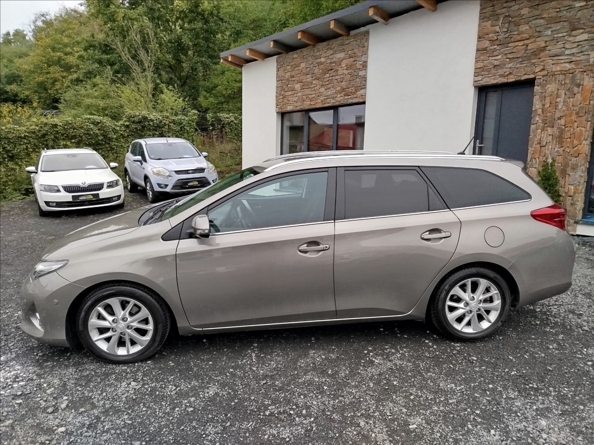 toyota-auris-2-0-d-4d-91kw-1-majitel - 2