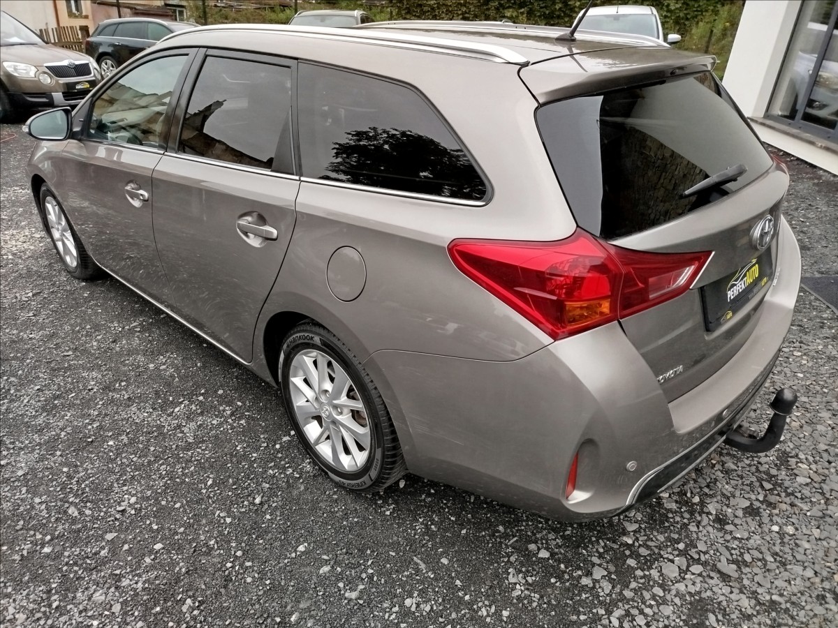 toyota-auris-2-0-d-4d-91kw-1-majitel - 3