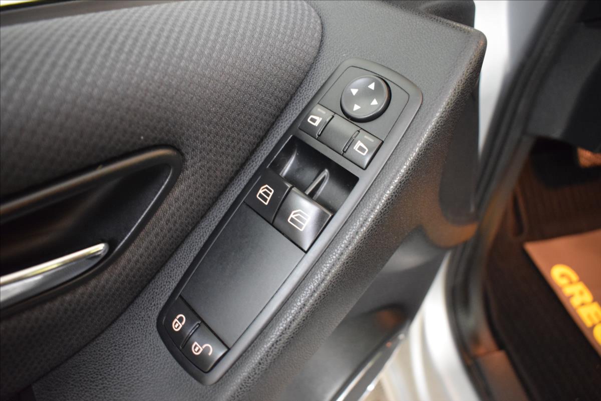 mercedes-benz-tridy-a-a180-automat-po-servisu - 8