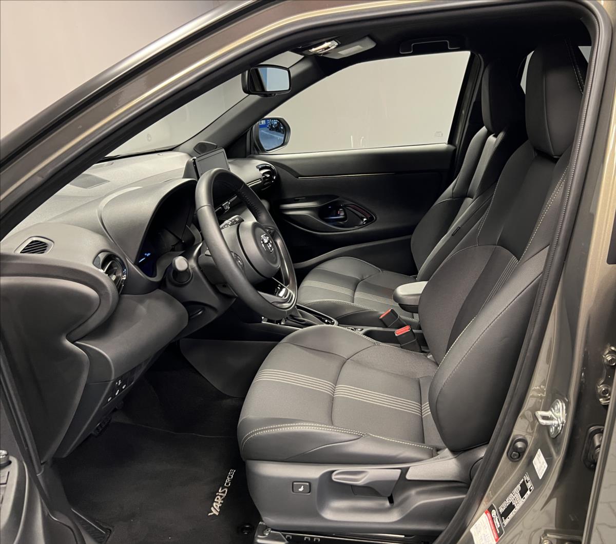 toyota-yaris-cross-1-5-hybrid-at-adventure-awd - 8