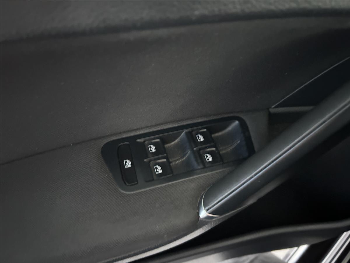 volkswagen-golf-1-2-tsi-81kw-lounge-serviska - 9