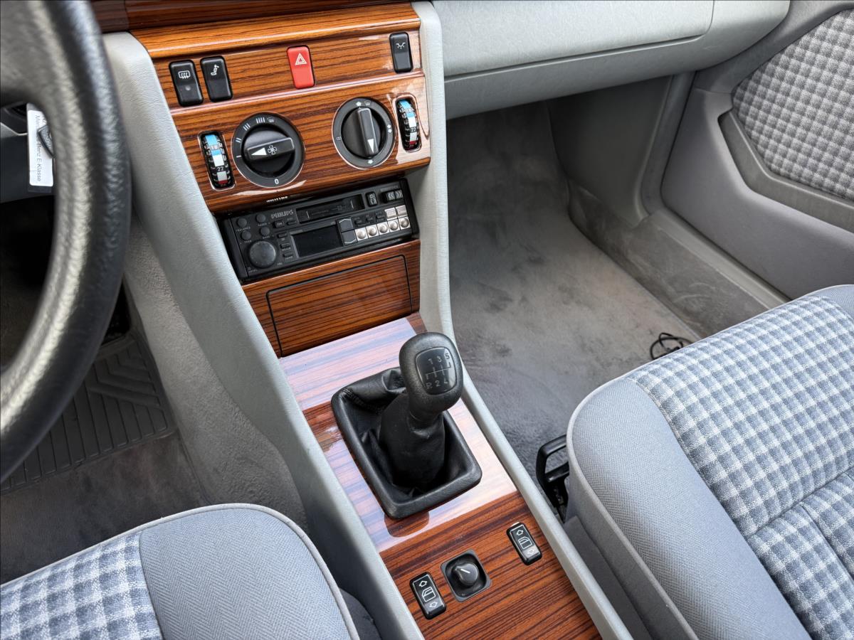 mercedes-benz-124-220ce-110kw-top-stav-2-majitel - 9