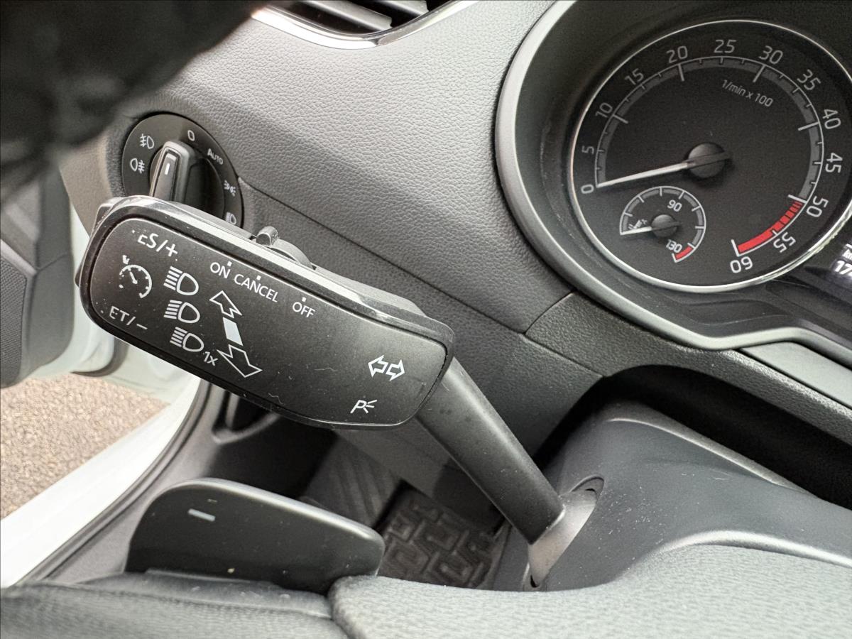 skoda-octavia-1-6-tdi-85kw-dsg-led-navi-pdc - 7