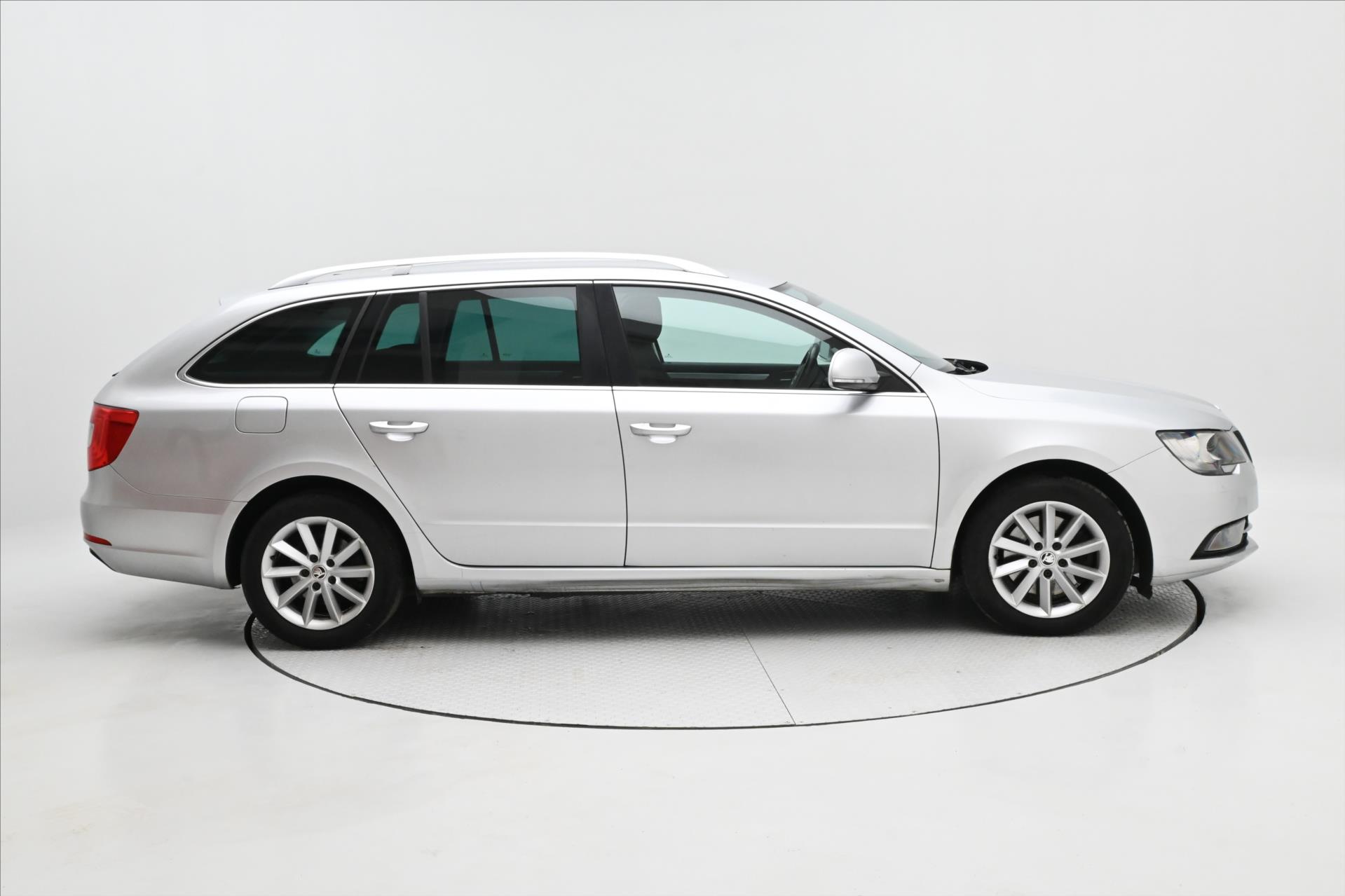 skoda-superb-2-0-tdi-103-kw-ambition-servisni-historie - 3