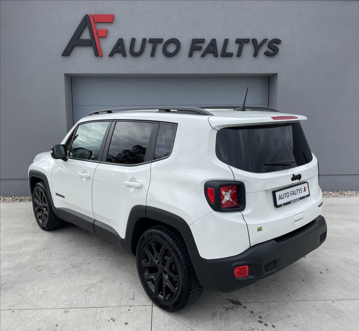 jeep-renegade-1-5-e-hybrid-night-eagle-zaruka - 4
