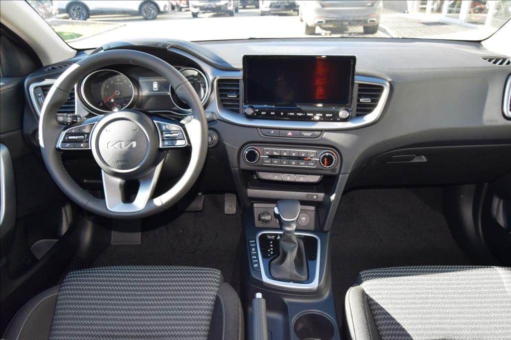 kia-ceed-sw-1-5-tgdi-7dct-top-bus - 4