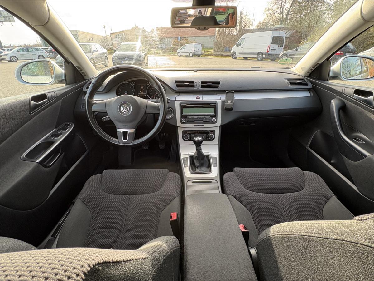volkswagen-passat-1-4-tsi-90kw-pdc-vyhrev-origkm - 8