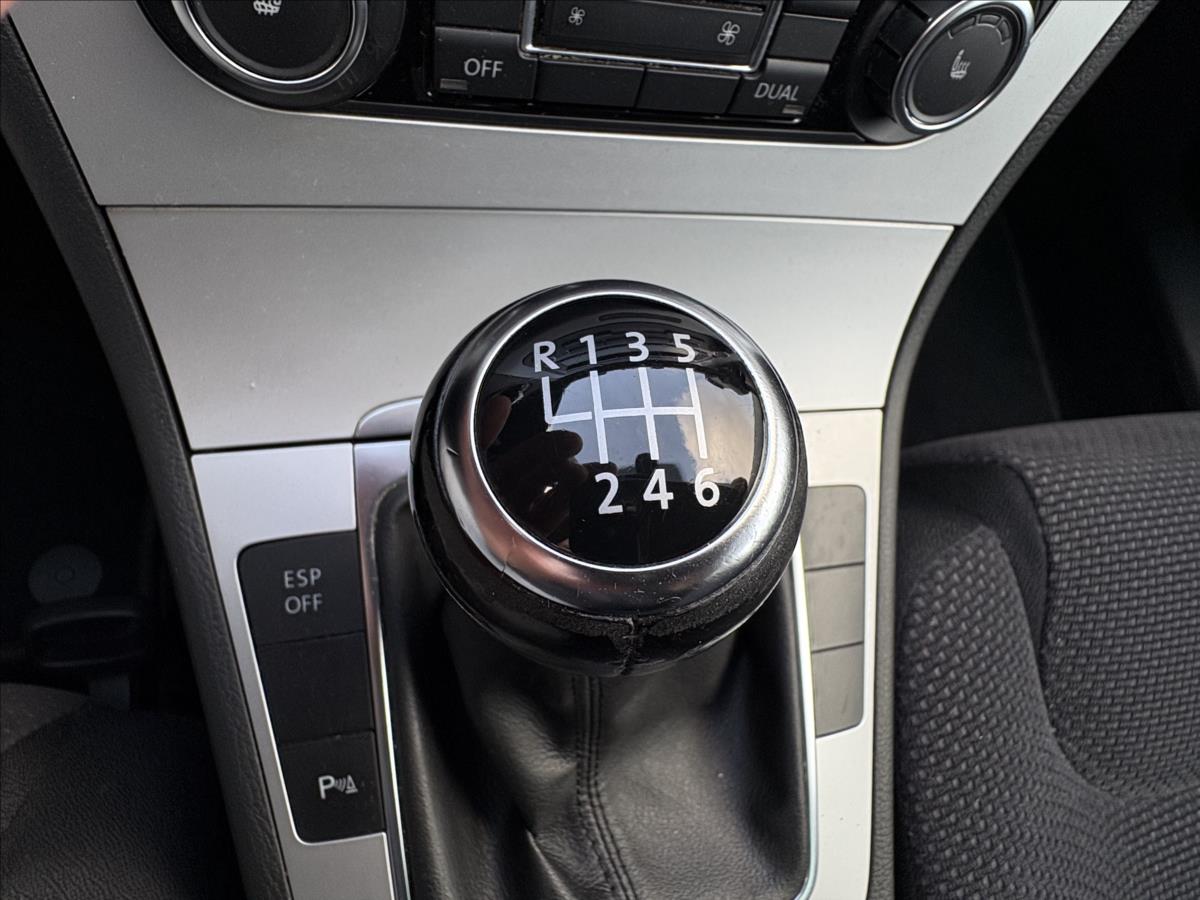 volkswagen-passat-1-4-tsi-90kw-pdc-vyhrev-origkm - 9