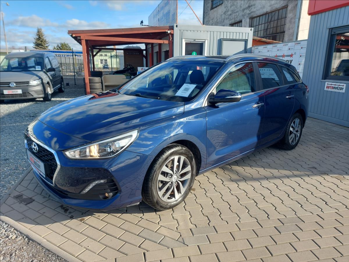 hyundai-i30-1-6-crdi-style-cr-1-majitel-s-kniha - 4