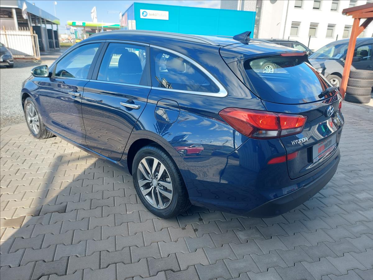 hyundai-i30-1-6-crdi-style-cr-1-majitel-s-kniha - 5