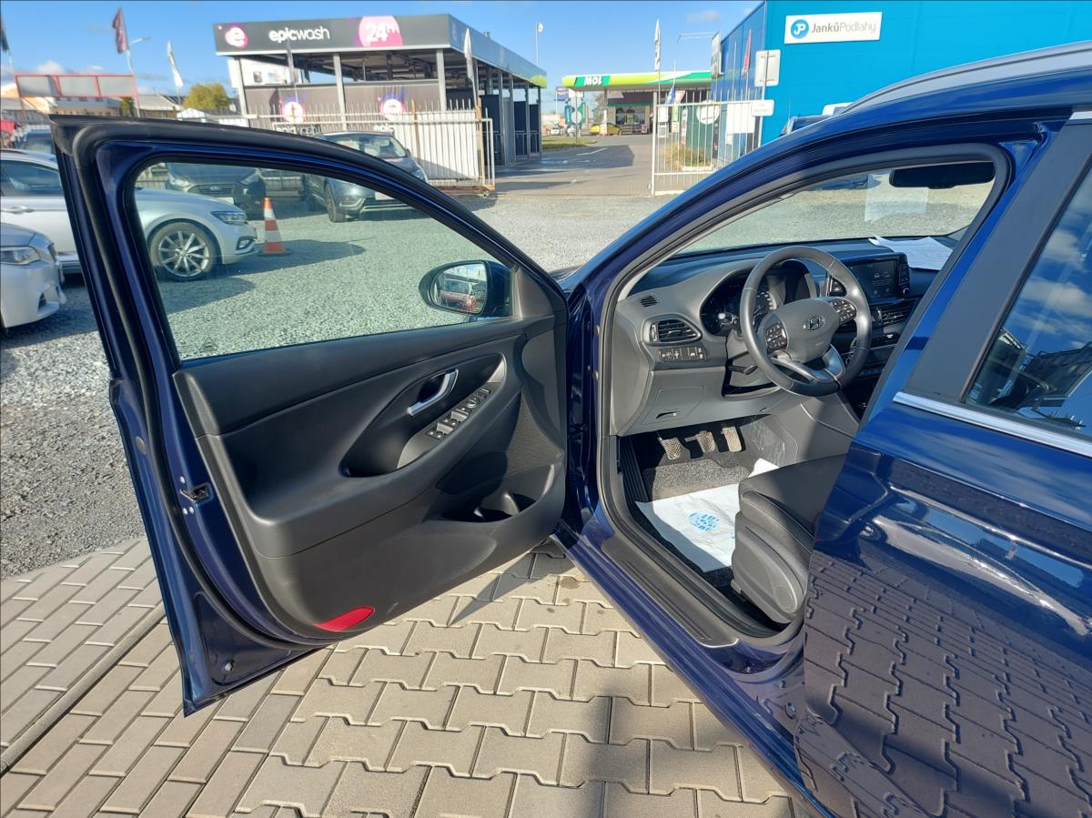hyundai-i30-1-6-crdi-style-cr-1-majitel-s-kniha - 7