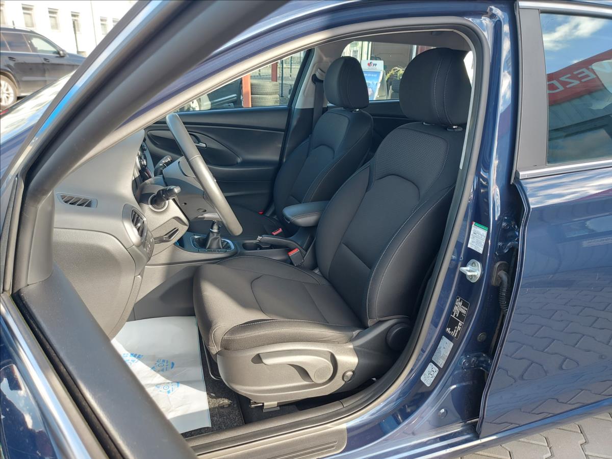 hyundai-i30-1-6-crdi-style-cr-1-majitel-s-kniha - 8