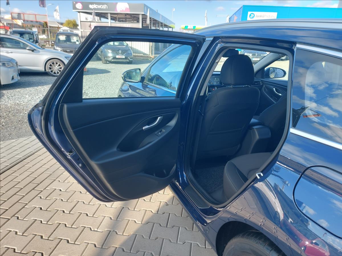 hyundai-i30-1-6-crdi-style-cr-1-majitel-s-kniha - 9