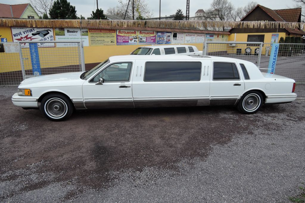lincoln-town-car-4-6-limuzina-7-m-pronajem - 1