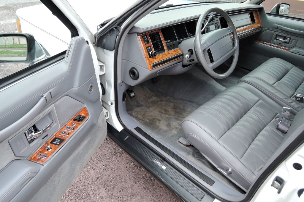 lincoln-town-car-4-6-limuzina-7-m-pronajem - 5