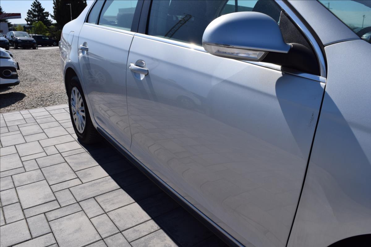 volkswagen-jetta-1-4-tsi-90kw-vyhrev-nizke-km - 8