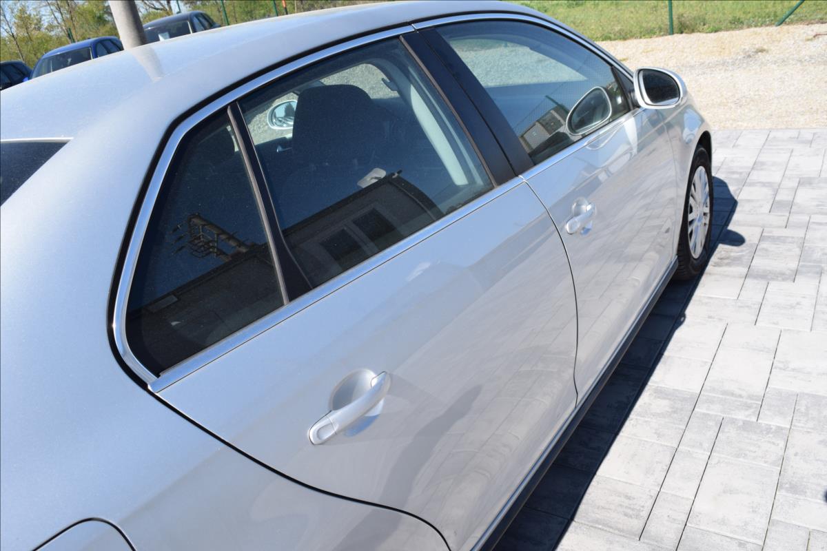 volkswagen-jetta-1-4-tsi-90kw-vyhrev-nizke-km - 9