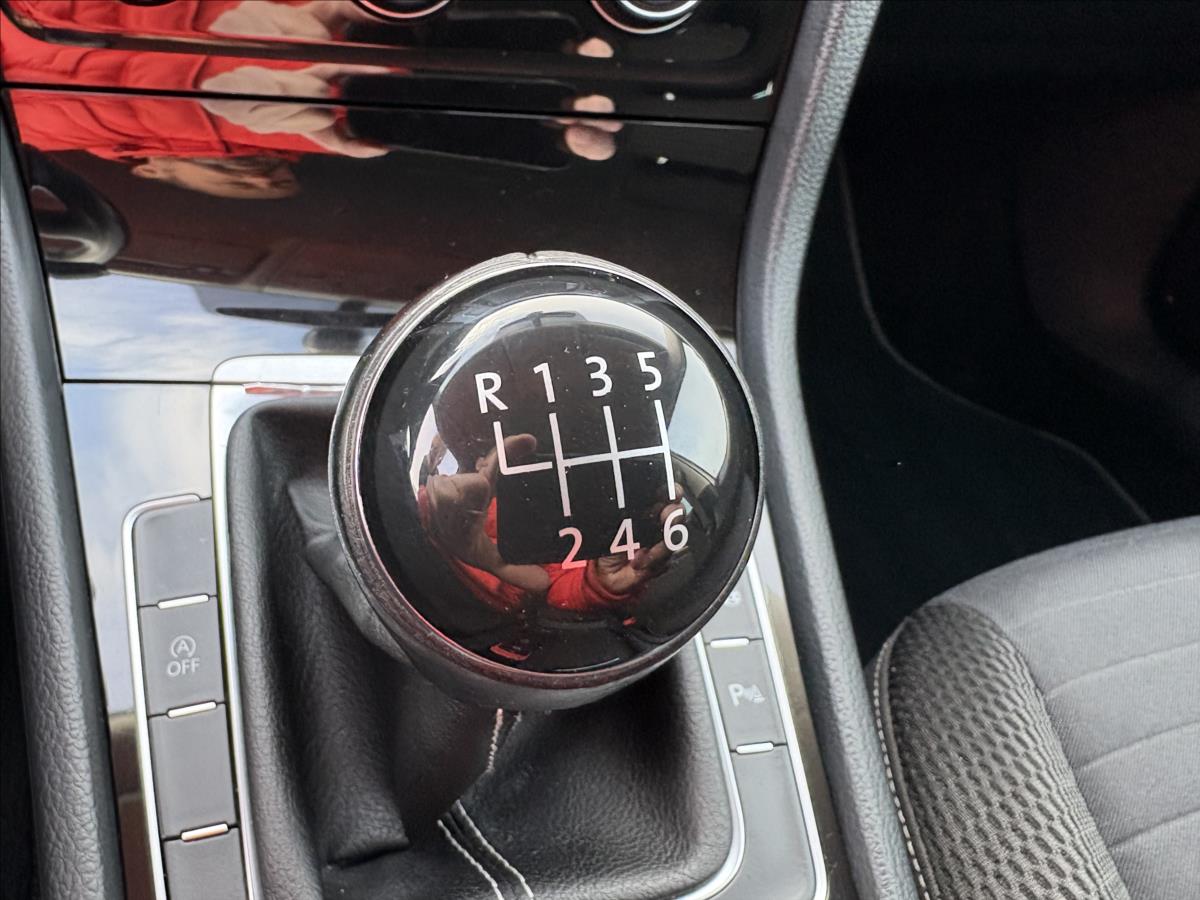 volkswagen-golf-2-0-tdi-110kw-cup-navi-vyhrev - 9