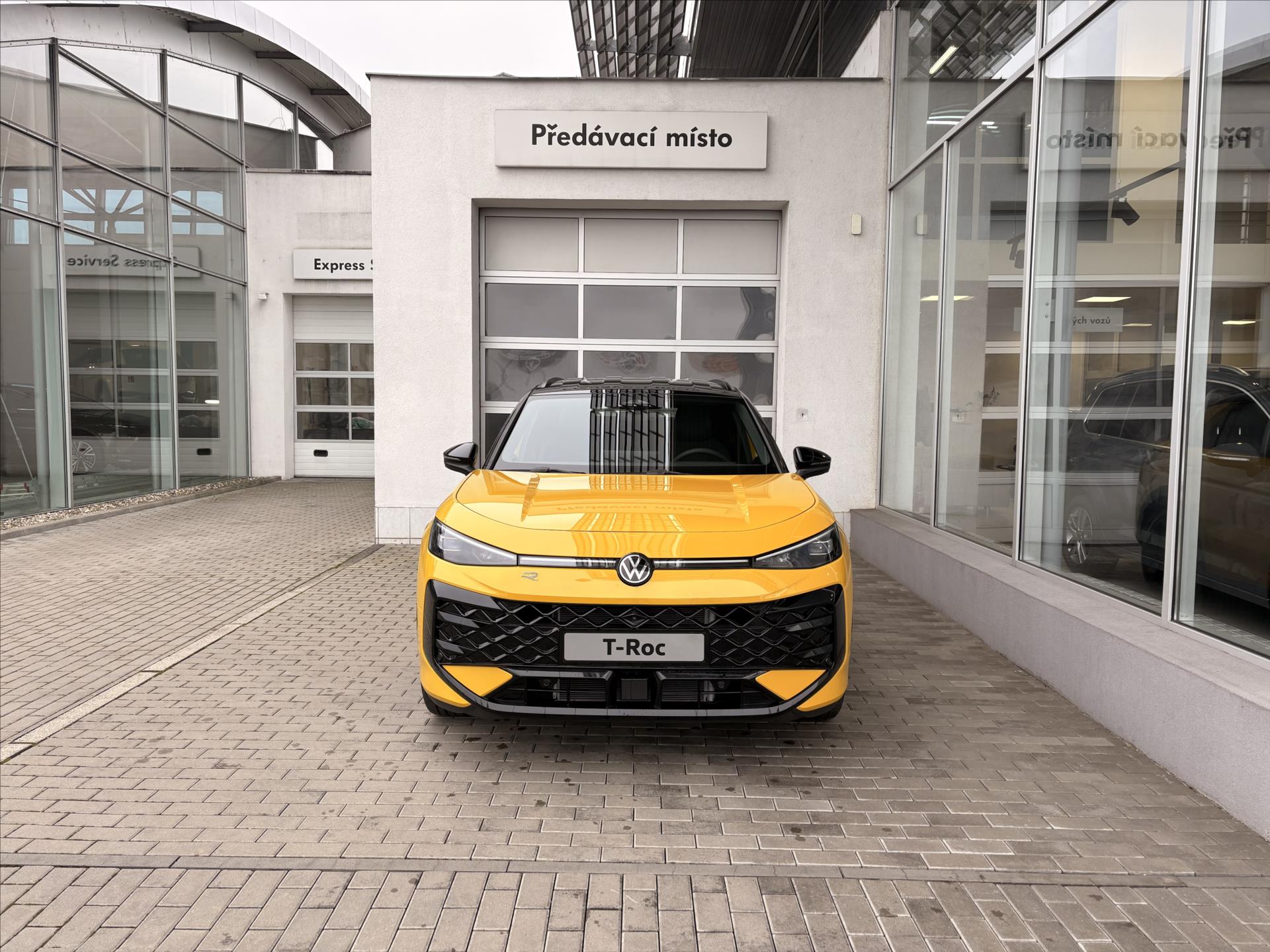 volkswagen-t-roc-1-5-etsi-110-kw-7dsg-r-line - 1