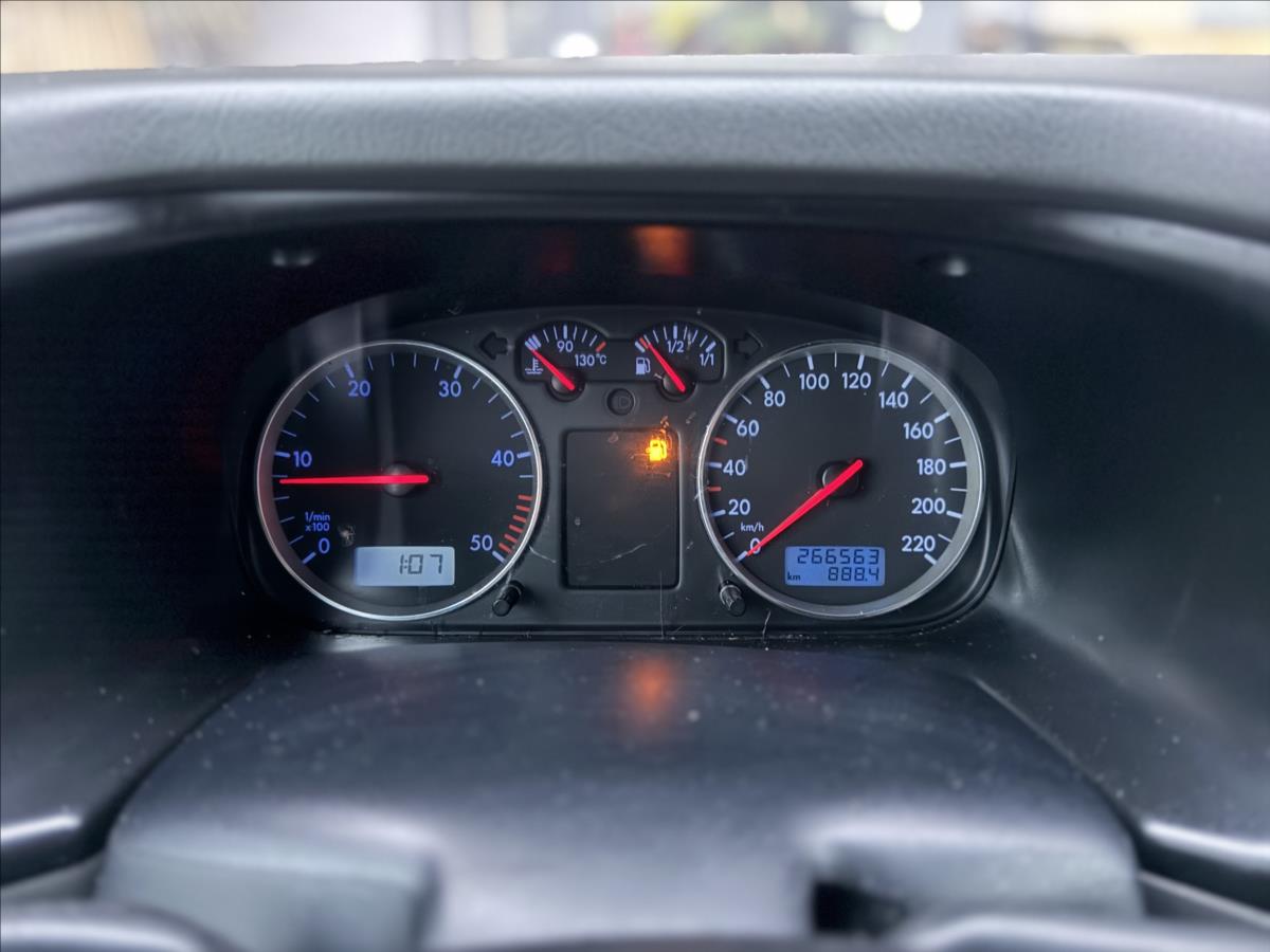 volkswagen-multivan-2-5-tdi-75kw-ac-markiza-top-stav - 9