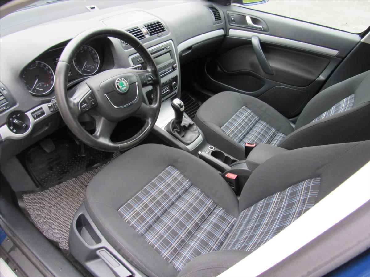 skoda-octavia-1-6-tdi-cr-dpf-ambition-combi - 8