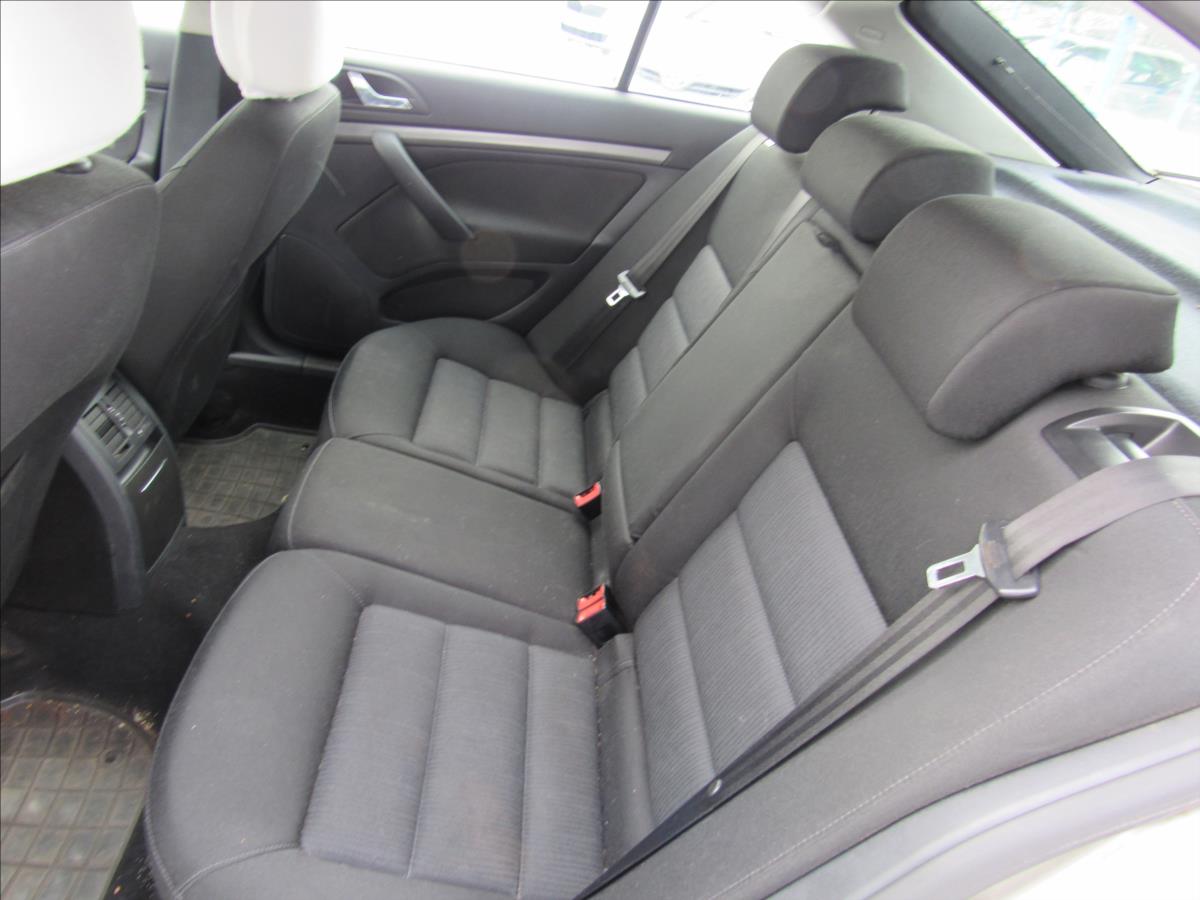 skoda-octavia-1-6-fsi-85kw-sedan - 9