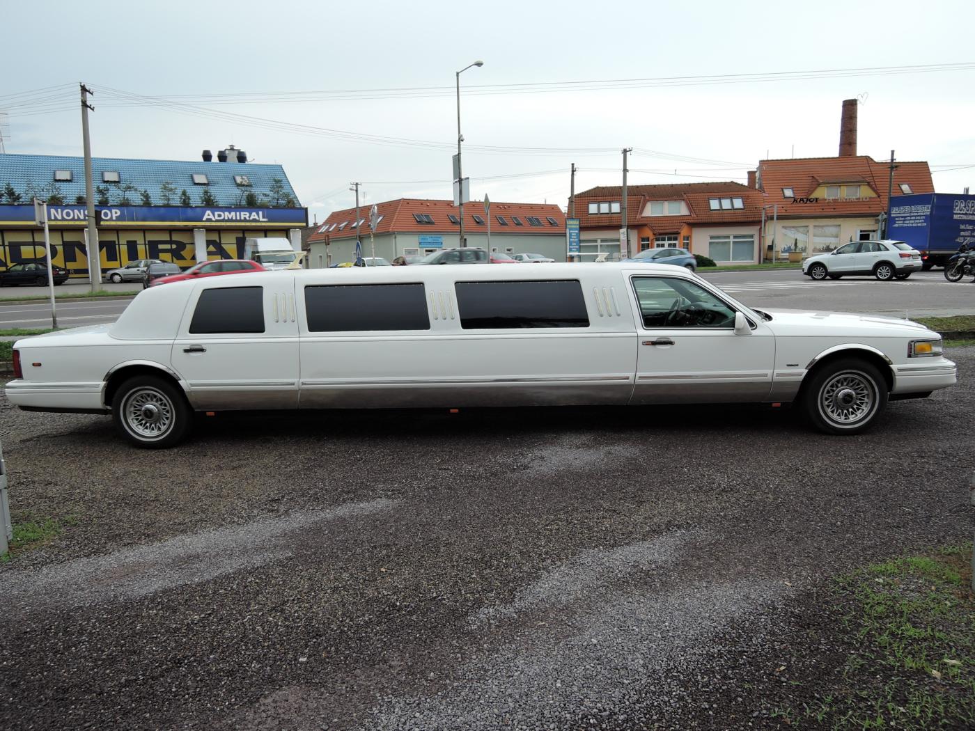 lincoln-town-car-4-6-limuzina-9-m-pronajem - 2