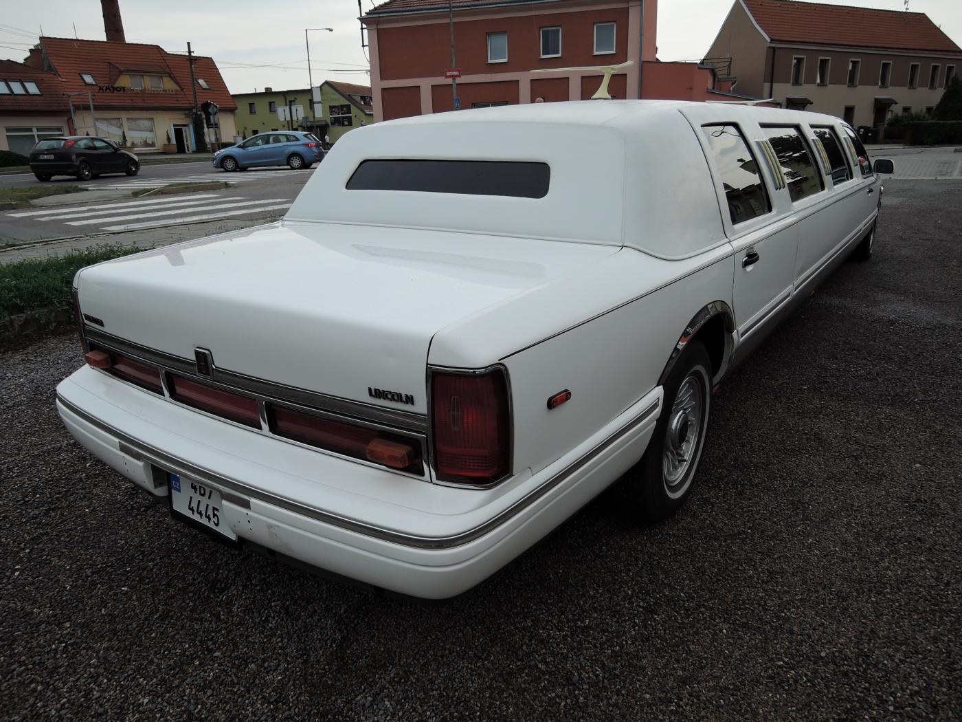 lincoln-town-car-4-6-limuzina-9-m-pronajem - 3
