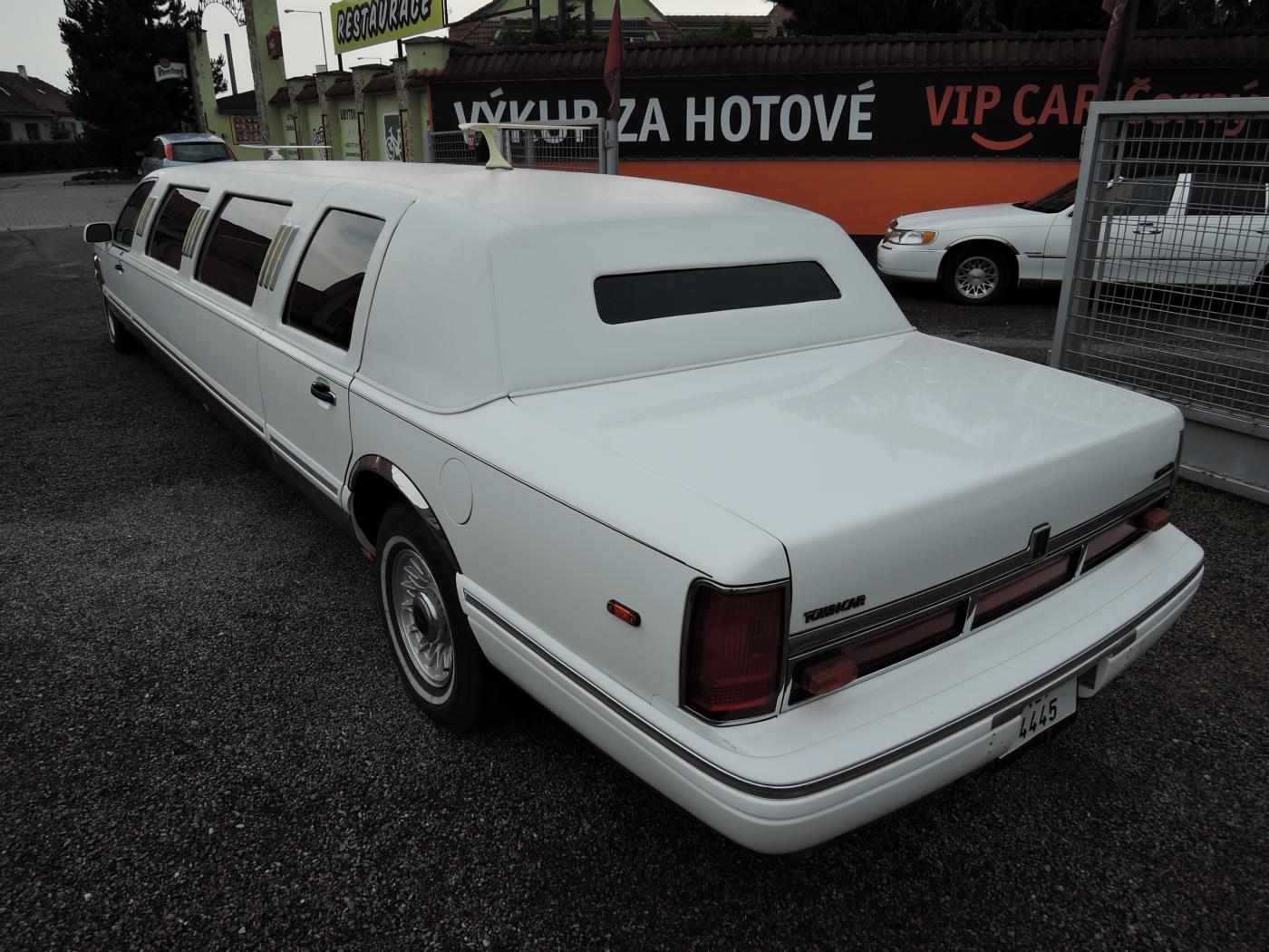 lincoln-town-car-4-6-limuzina-9-m-pronajem - 4