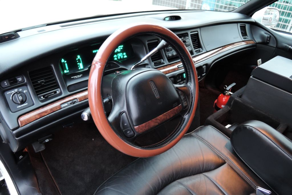 lincoln-town-car-4-6-limuzina-9-m-pronajem - 6