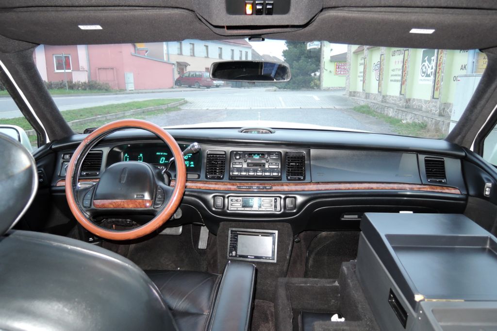 lincoln-town-car-4-6-limuzina-9-m-pronajem - 9